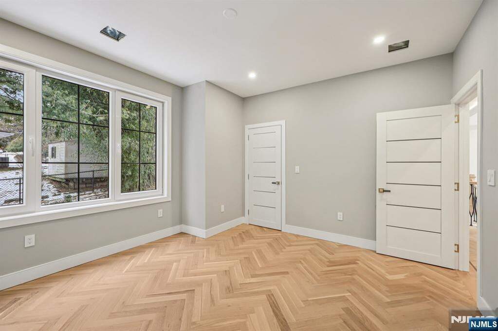 6 Bedroom Single Family Home/House's Image 22
