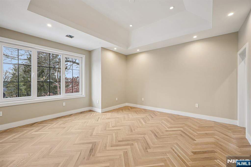 6 Bedroom Single Family Home/House's Image 23