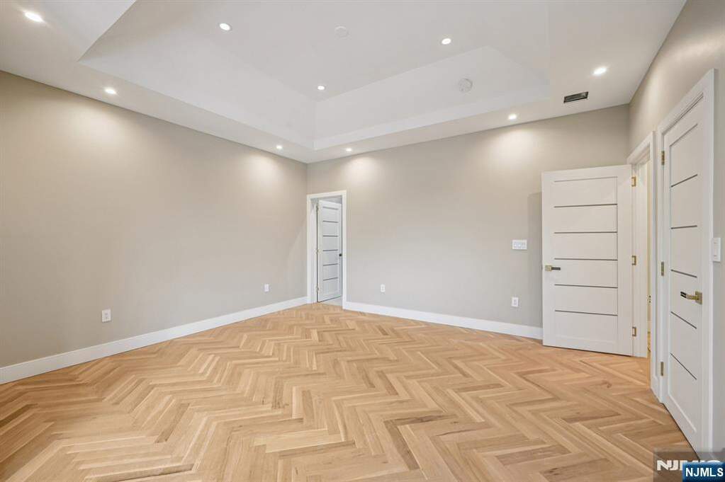 6 Bedroom Single Family Home/House's Image 26
