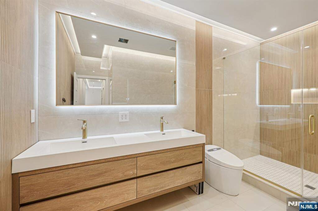 6 Bedroom Single Family Home/House's Image 28