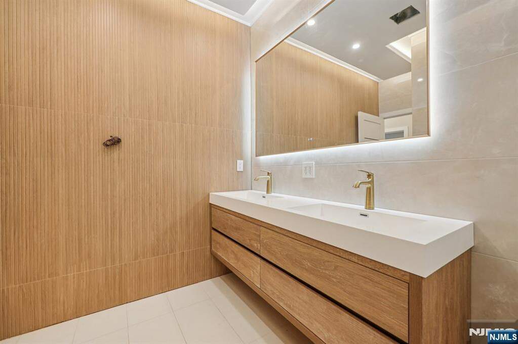 6 Bedroom Single Family Home/House's Image 29