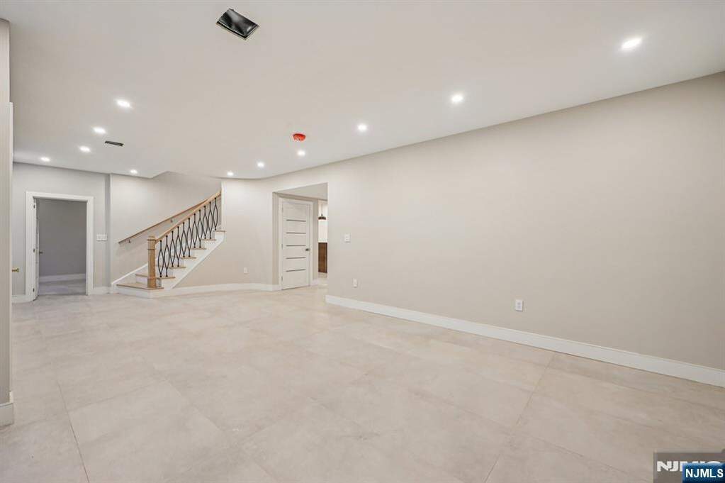 6 Bedroom Single Family Home/House's Image 32