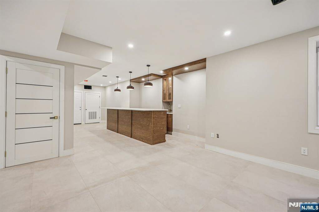 6 Bedroom Single Family Home/House's Image 33