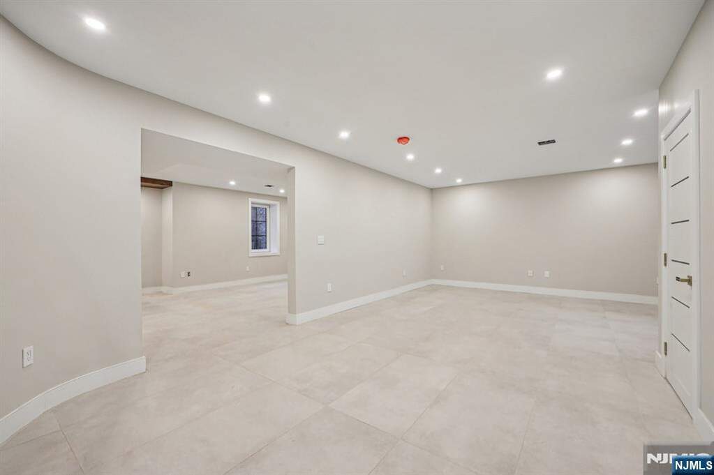6 Bedroom Single Family Home/House's Image 35
