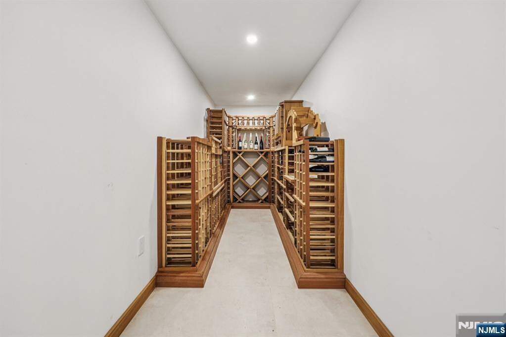 6 Bedroom Single Family Home/House's Image 36