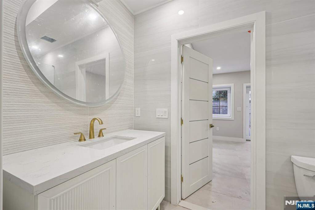 6 Bedroom Single Family Home/House's Image 39