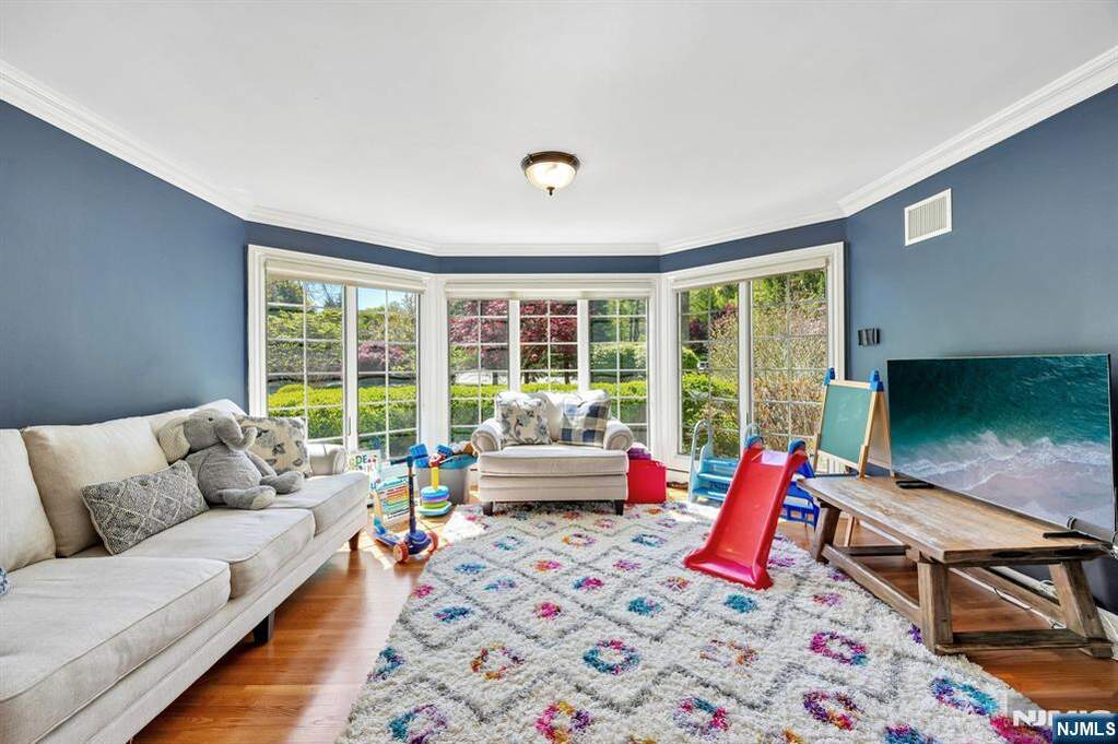 5 Bedroom Single Family Home/House's Image 18