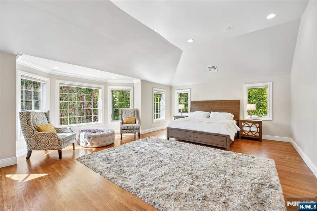 5 Bedroom Single Family Home/House's Image 26