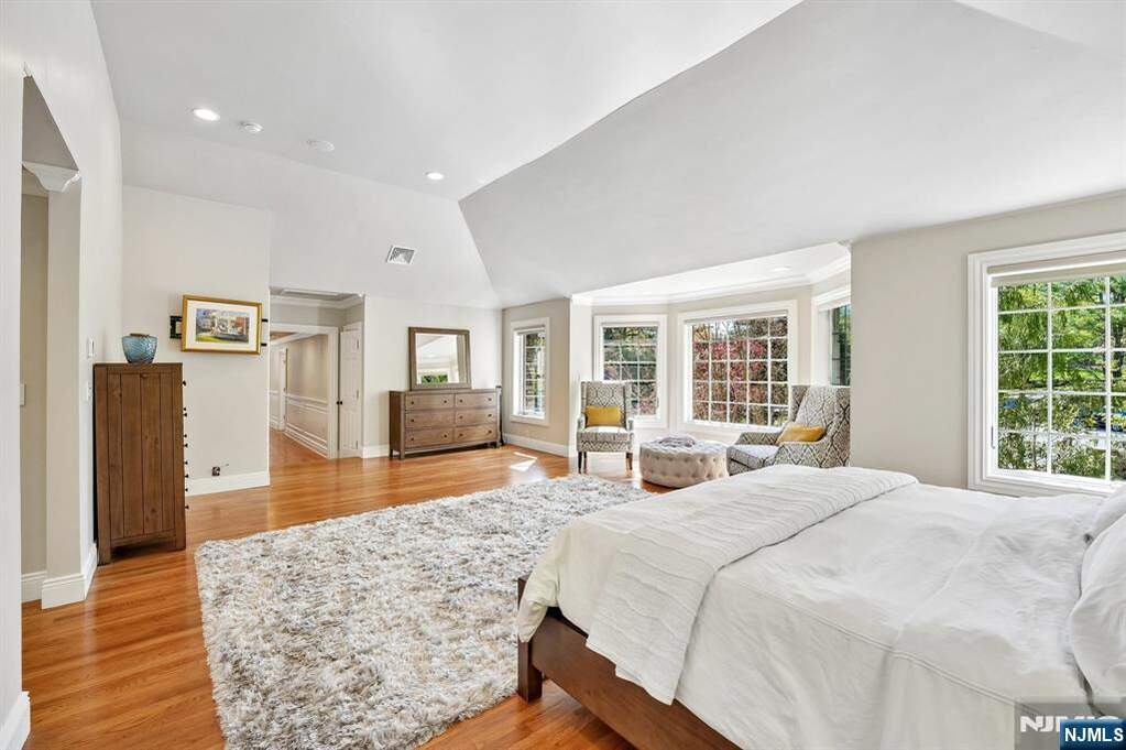 5 Bedroom Single Family Home/House's Image 27