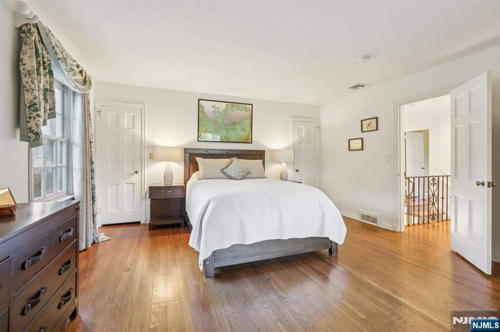 6 Bedroom Single Family Home/House's Image 16