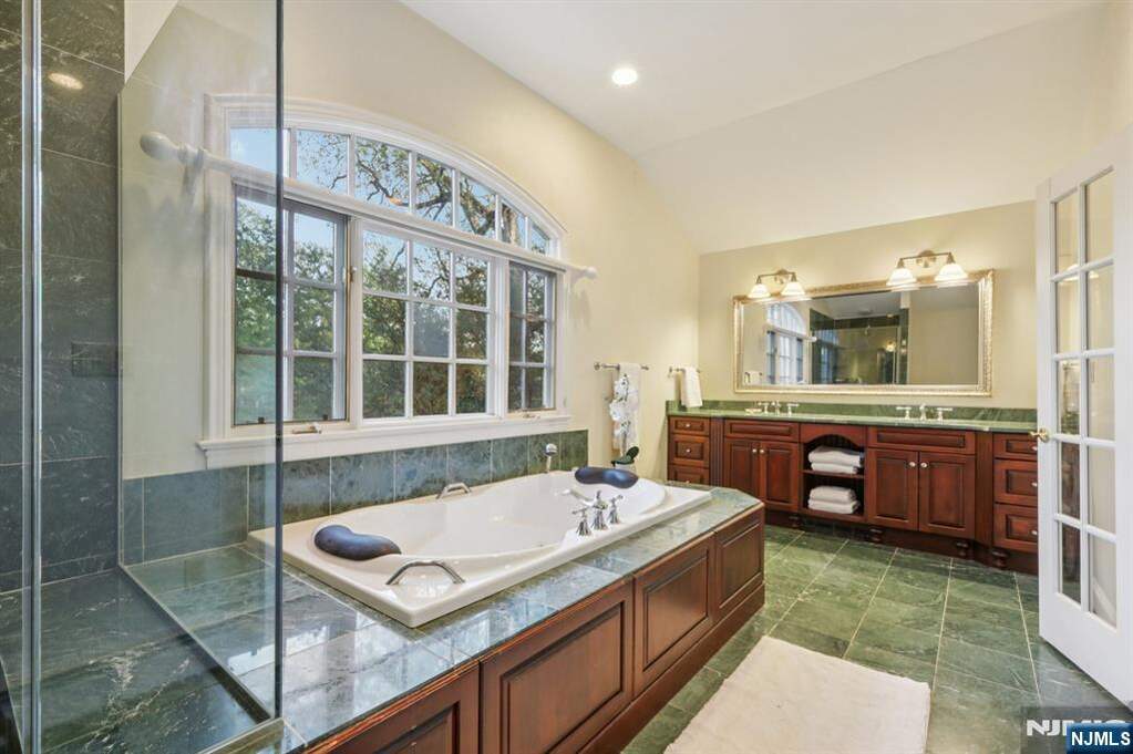 6 Bedroom Single Family Home/House's Image 19