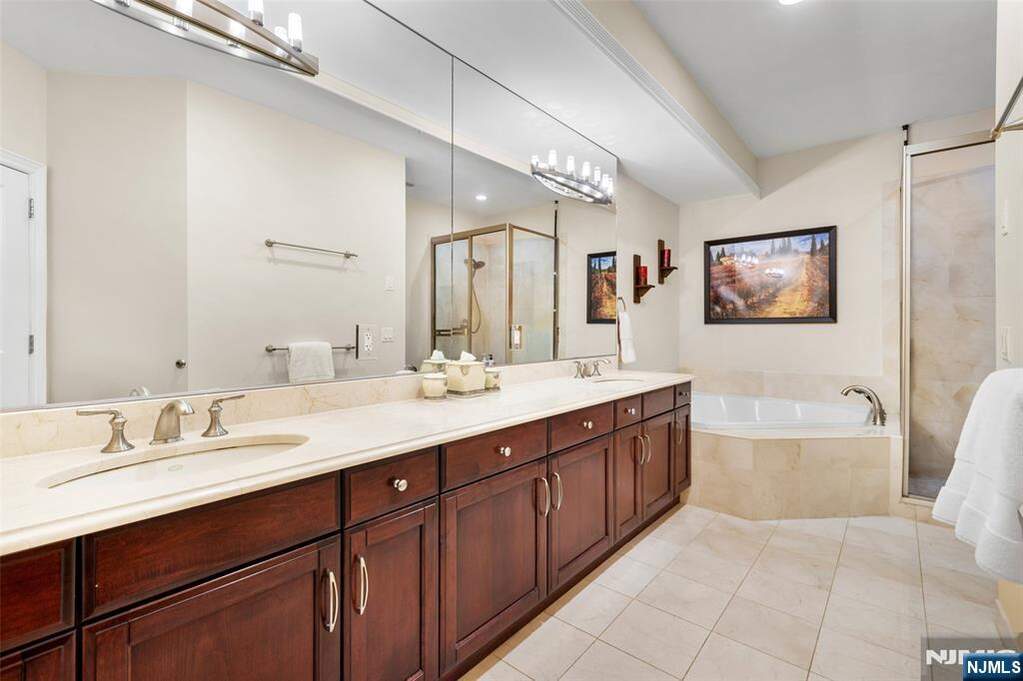 4 Bedroom Villa/Townhouse's Image 12
