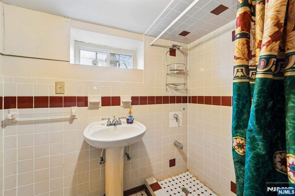 3 Bedroom Single Family Home/House's Image 34