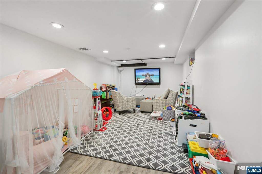 4 Bedroom Single Family Home/House's Image 15