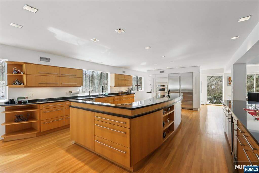 5 Bedroom Single Family Home/House's Image 10