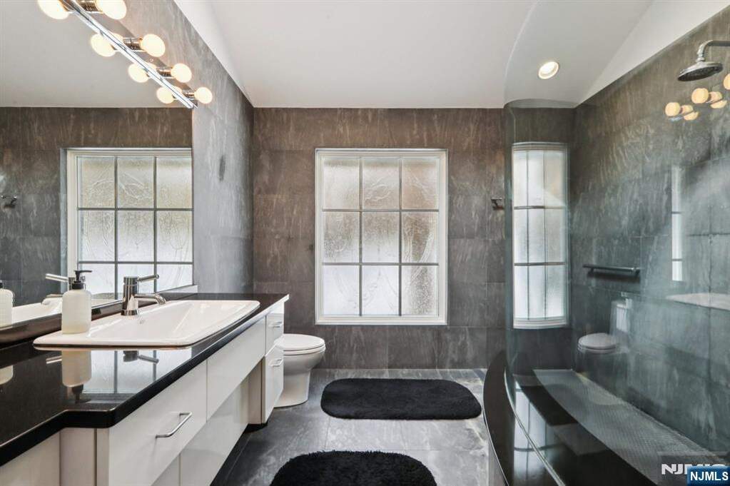 5 Bedroom Single Family Home/House's Image 21