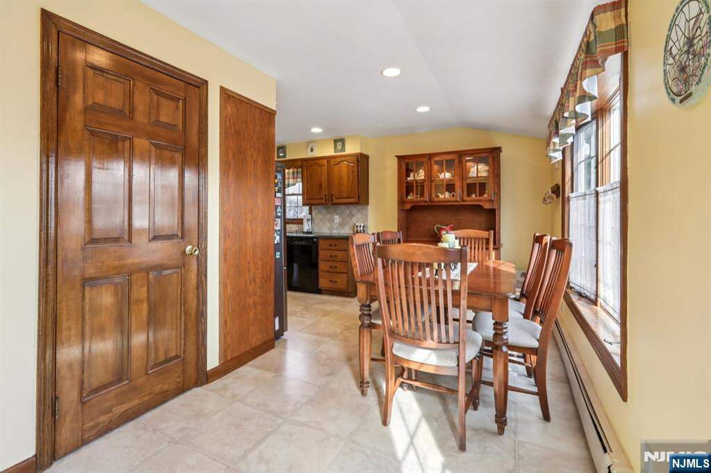4 Bedroom Single Family Home/House's Image 9