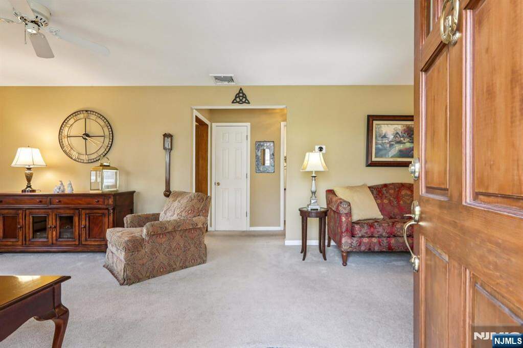 4 Bedroom Single Family Home/House's Image 3