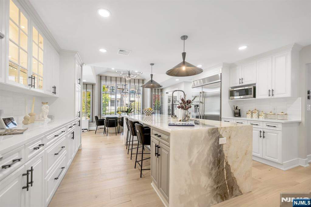 6 Bedroom Single Family Home/House's Image 7