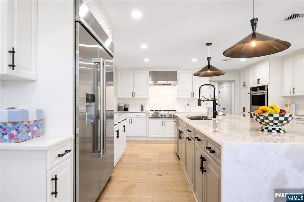 6 Bedroom Single Family Home/House's Image 9