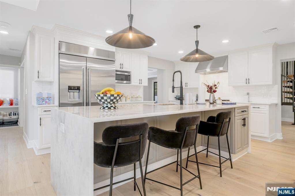 6 Bedroom Single Family Home/House's Image 10
