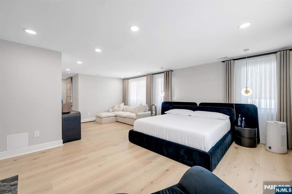 6 Bedroom Single Family Home/House's Image 13