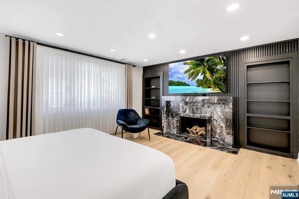 6 Bedroom Single Family Home/House's Image 14