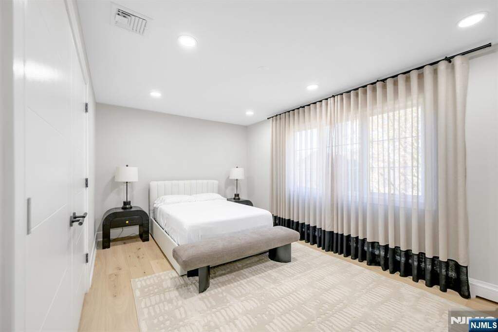 6 Bedroom Single Family Home/House's Image 17