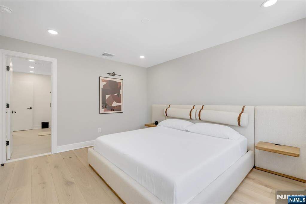 6 Bedroom Single Family Home/House's Image 20
