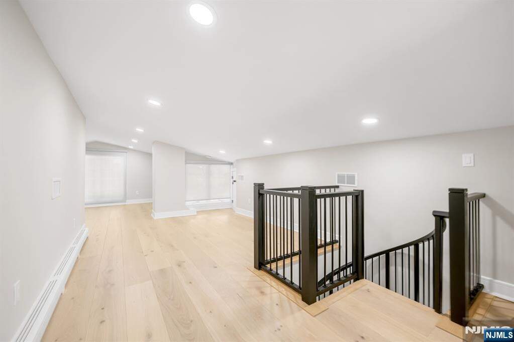 6 Bedroom Single Family Home/House's Image 22