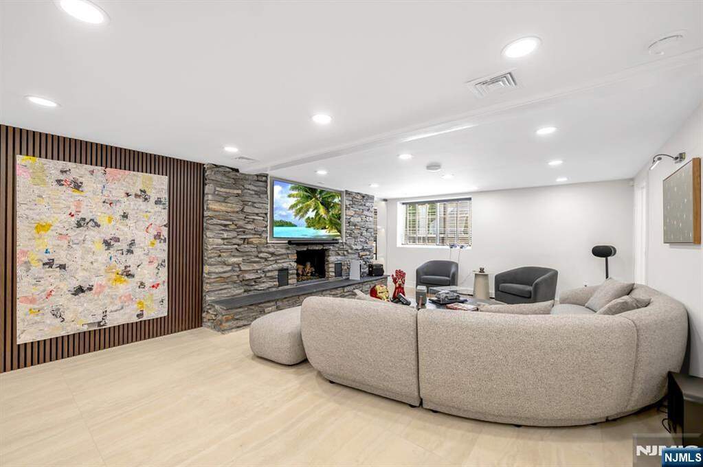 6 Bedroom Single Family Home/House's Image 24