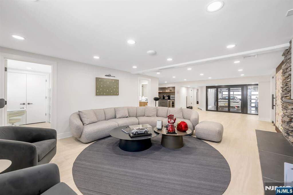 6 Bedroom Single Family Home/House's Image 25
