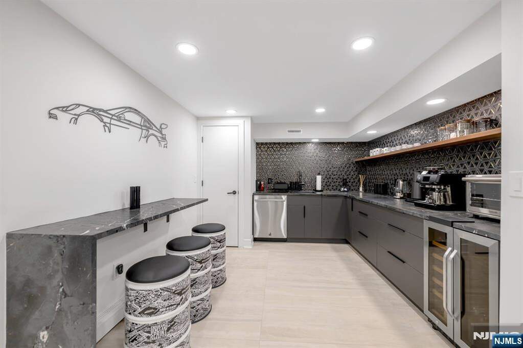 6 Bedroom Single Family Home/House's Image 28