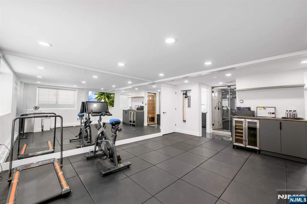 6 Bedroom Single Family Home/House's Image 29