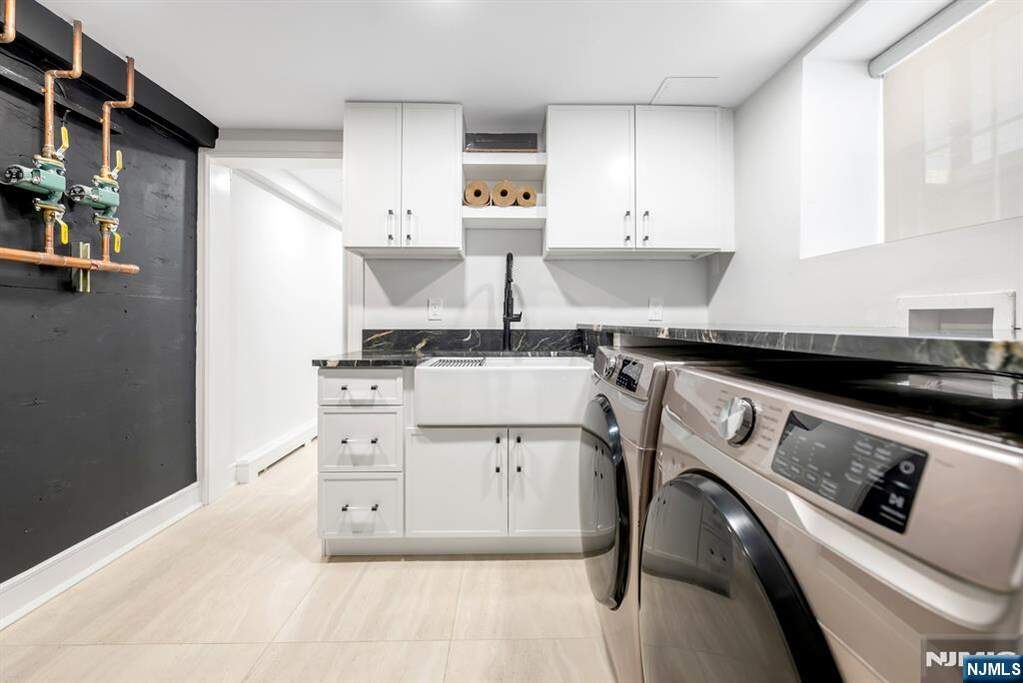 6 Bedroom Single Family Home/House's Image 33