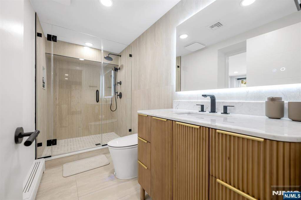 6 Bedroom Single Family Home/House's Image 34