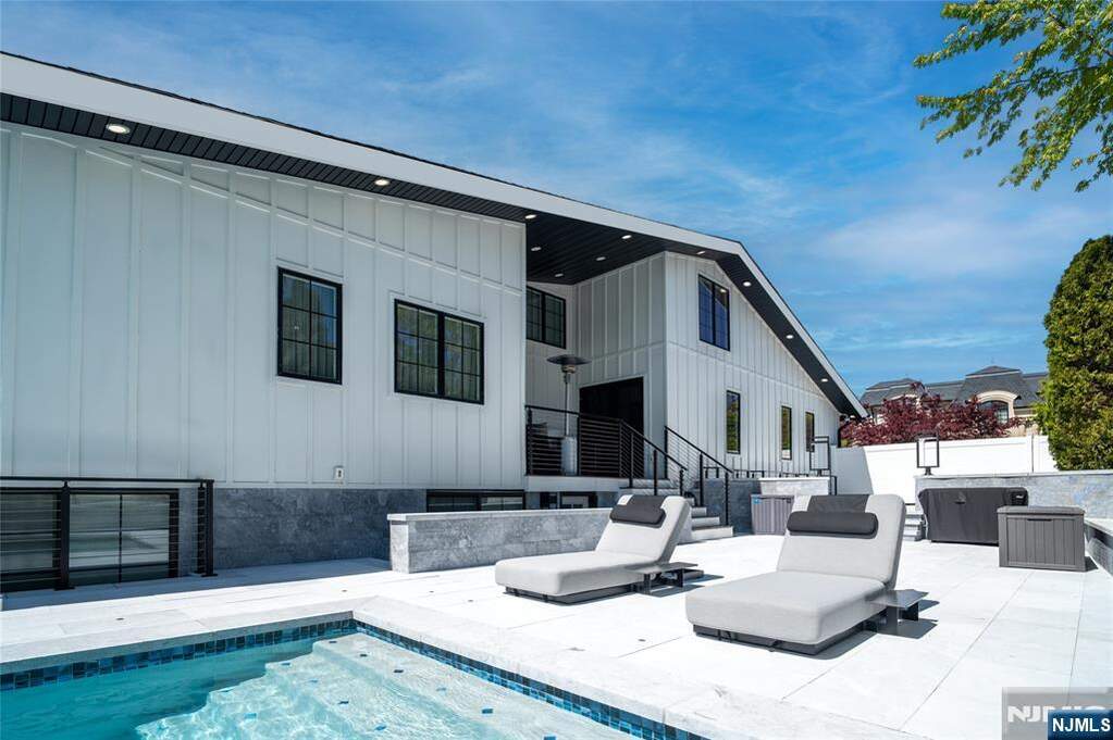 6 Bedroom Single Family Home/House's Image 37