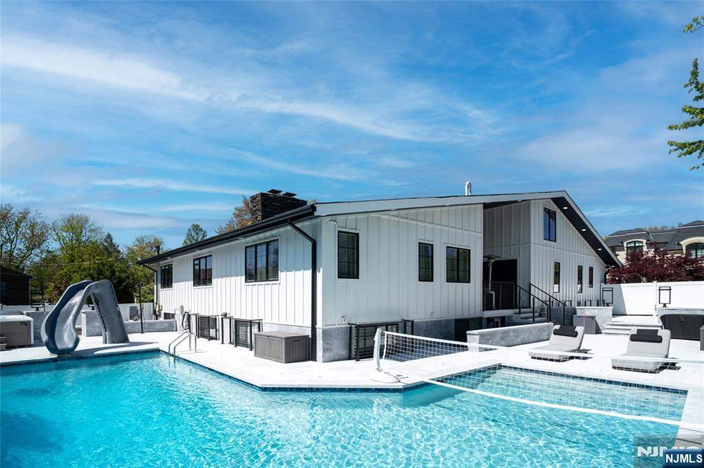 6 Bedroom Single Family Home/House's Image 38