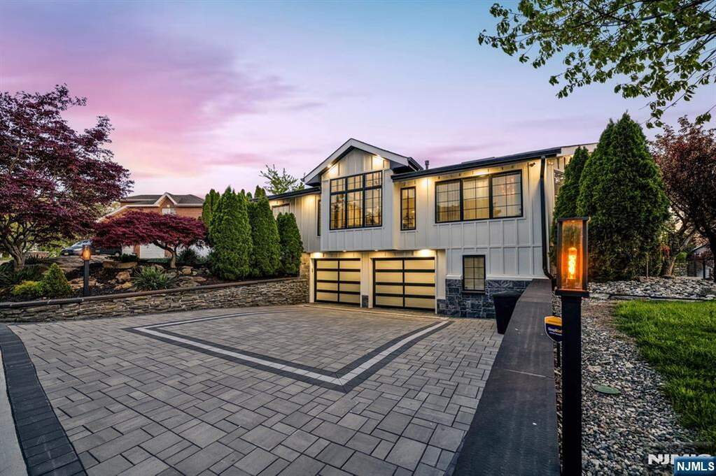 6 Bedroom Single Family Home/House's Image 42