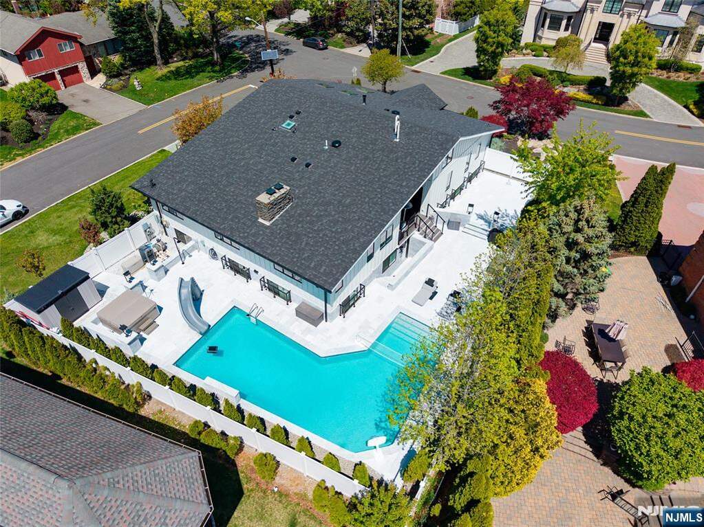 6 Bedroom Single Family Home/House's Image 45