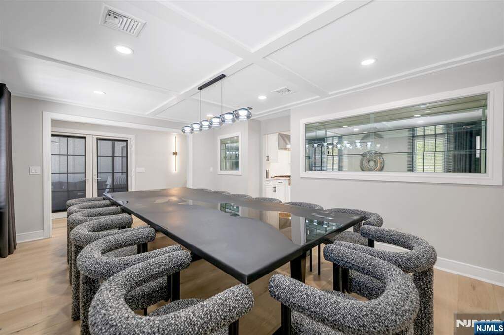 6 Bedroom Single Family Home/House's Image 4