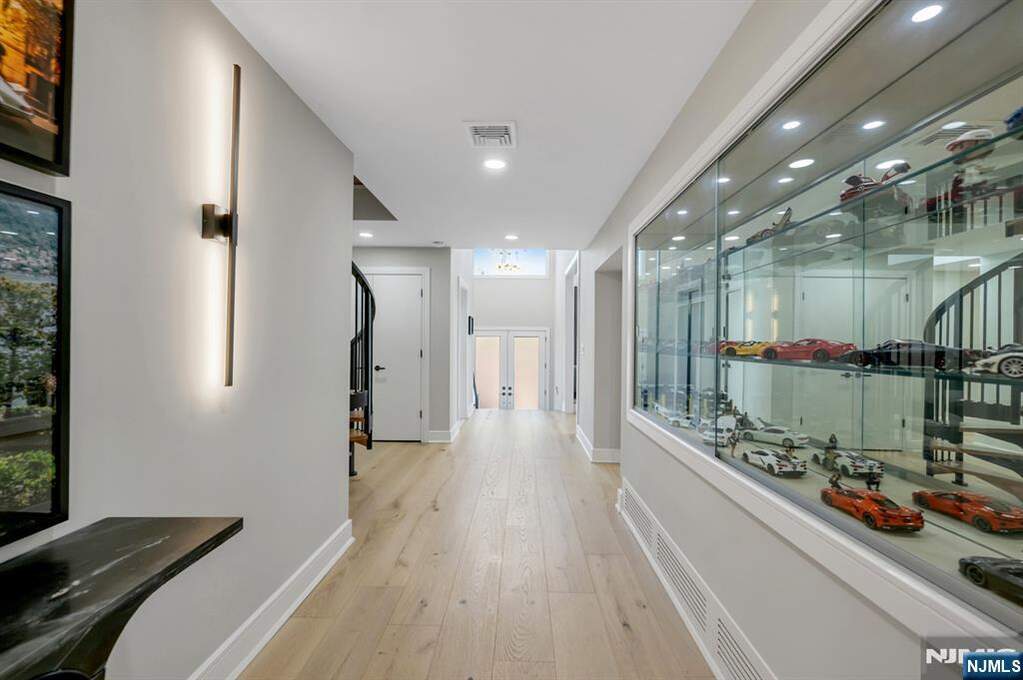 6 Bedroom Single Family Home/House's Image 6