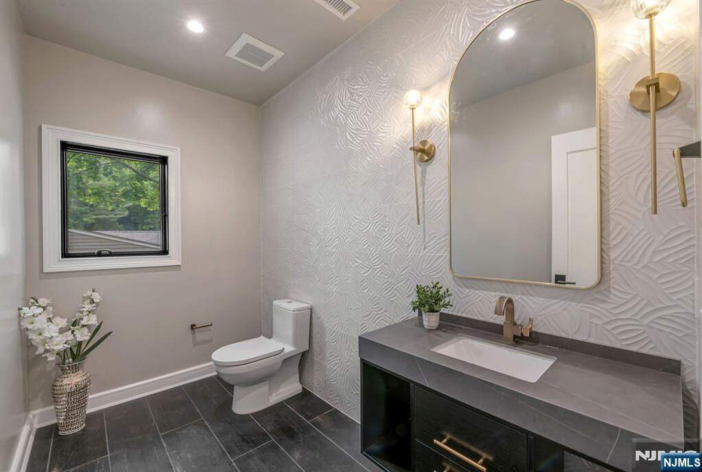 5 Bedroom Single Family Home/House's Image 17