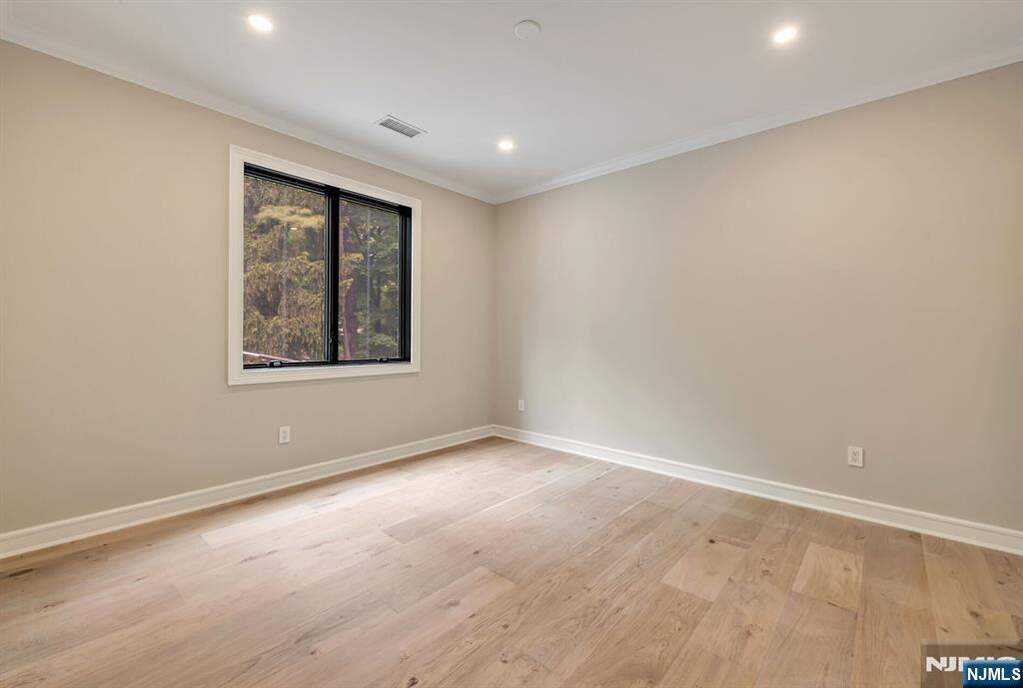 5 Bedroom Single Family Home/House's Image 22