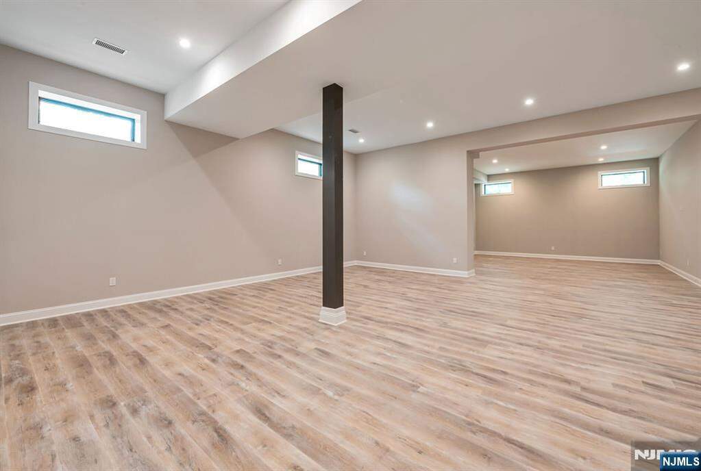 5 Bedroom Single Family Home/House's Image 42