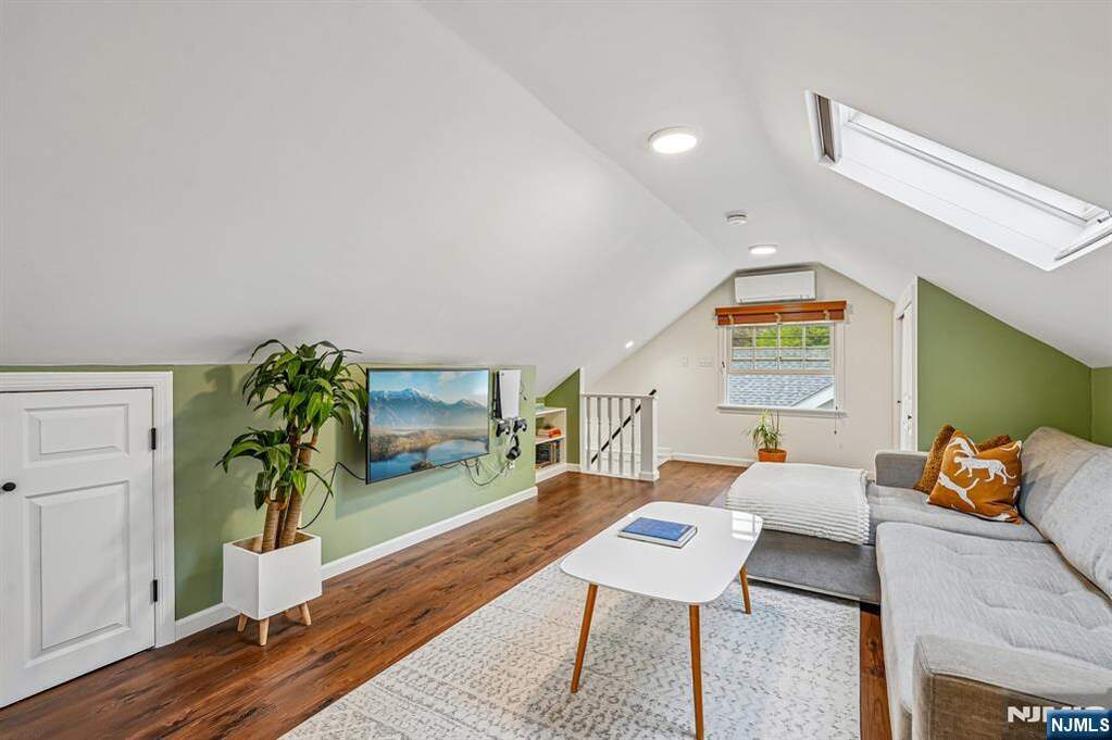 4 Bedroom Single Family Home/House's Image 25