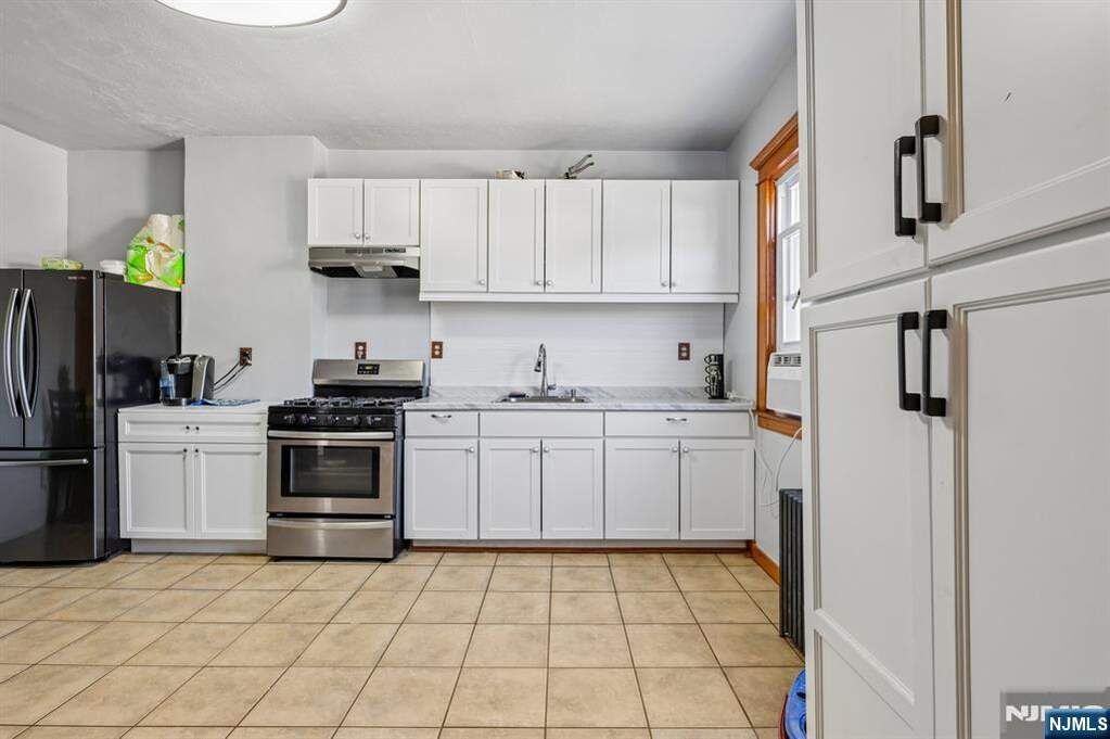 4 Bedroom Single Family Home/House's Image 7