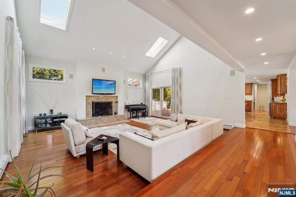 5 Bedroom Single Family Home/House's Image 10
