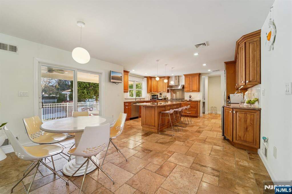 5 Bedroom Single Family Home/House's Image 11