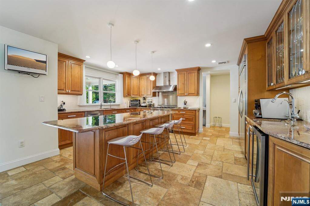 5 Bedroom Single Family Home/House's Image 12